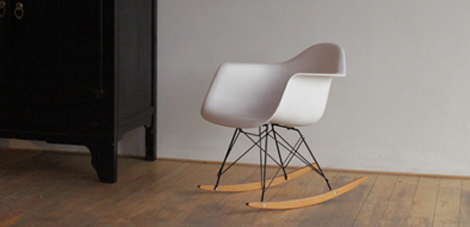 Fotel bujany RAR Design Eames biały w Polsce